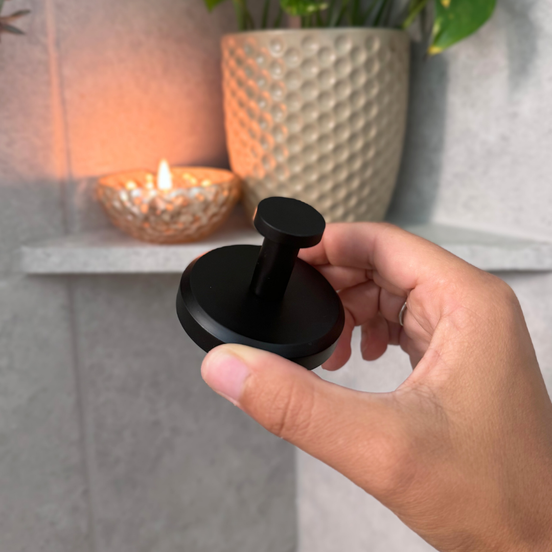GripHoleHook™ Versatile screwless solution in seconds 3